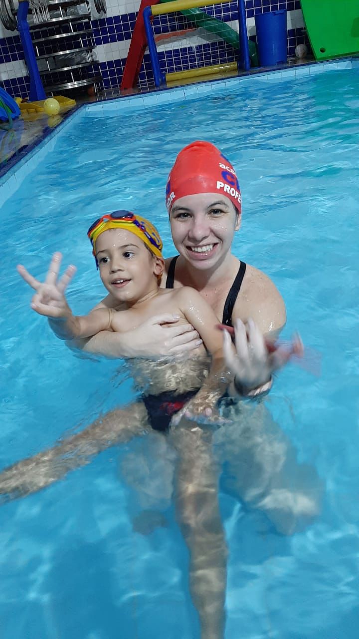 Aline Queiroz, fundadora do projeto Mergulho Atípico, sorrindo em ambiente de piscina