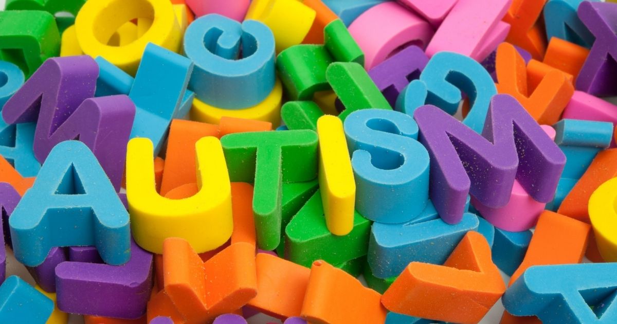 Ilustração dos sinais de alerta do autismo na infância