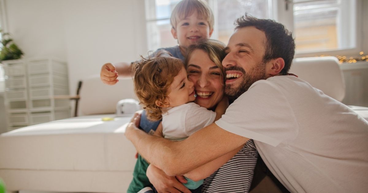 Família unida e acolhedora com criança no espectro