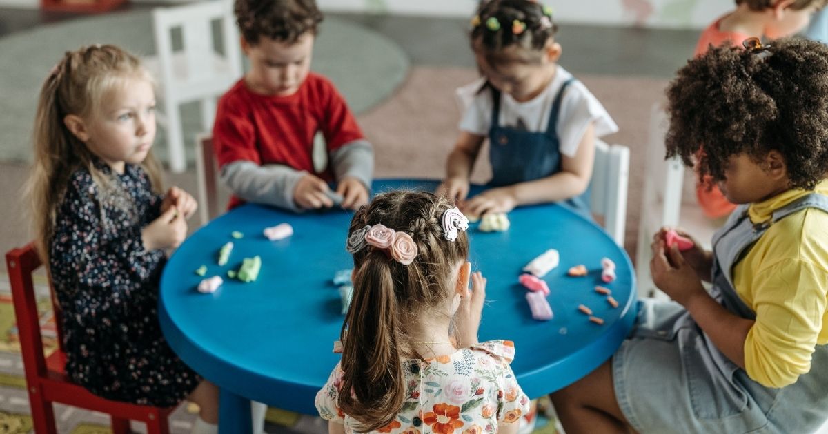 Ilustração com obstáculos enfrentados por crianças com autismo na escola