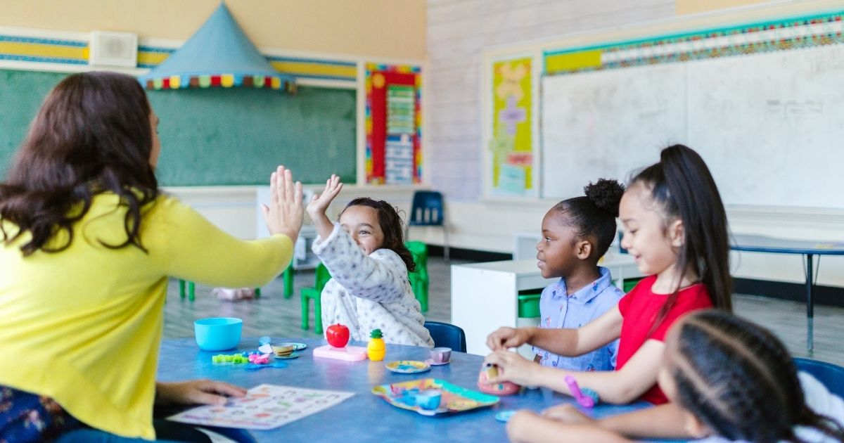 Sala de aula com recursos visuais e pedagógicos adaptados para inclusão