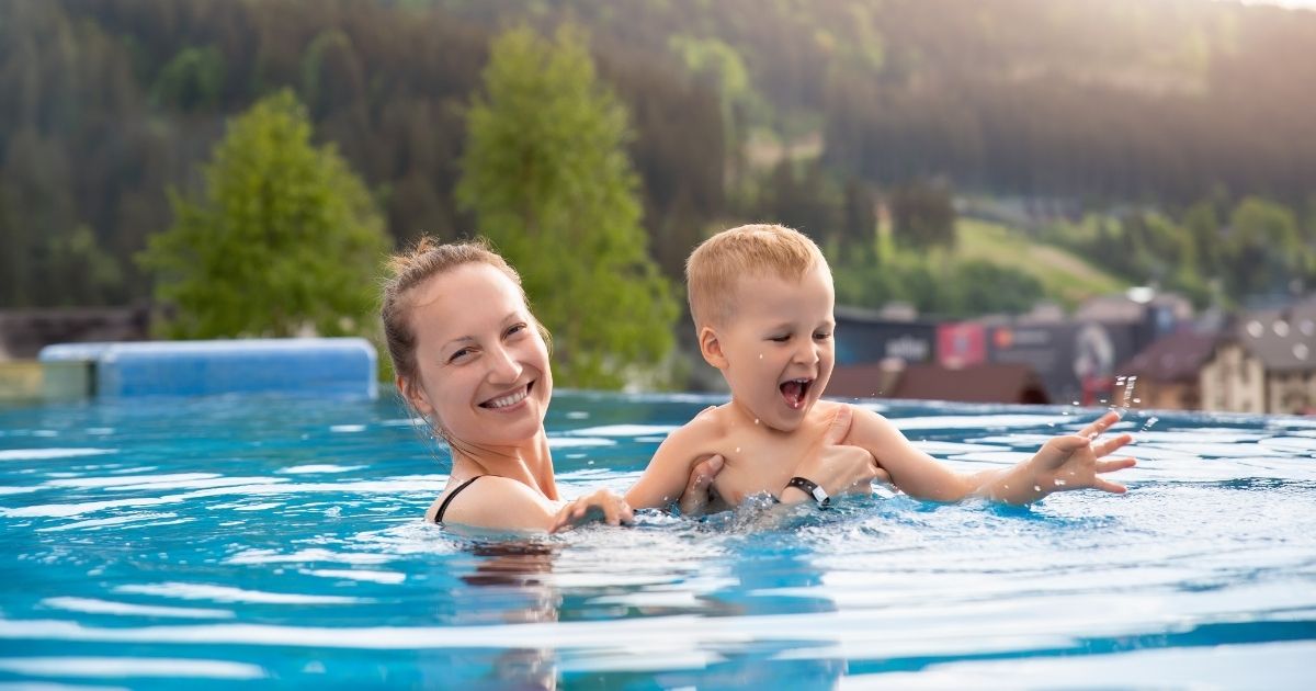 Mãe e filho com TEA sorrindo na piscina, seguindo o Checklist VIVA