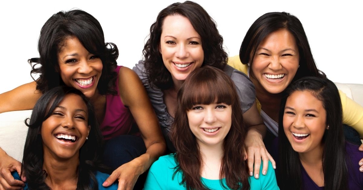 Grupo de mães unidas representando força coletiva