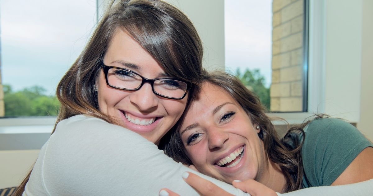 Duas mães se abraçando em um momento de apoio