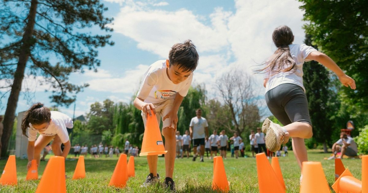 Circuito motor com cones e pranchas para treino de equilíbrio em crianças autistas